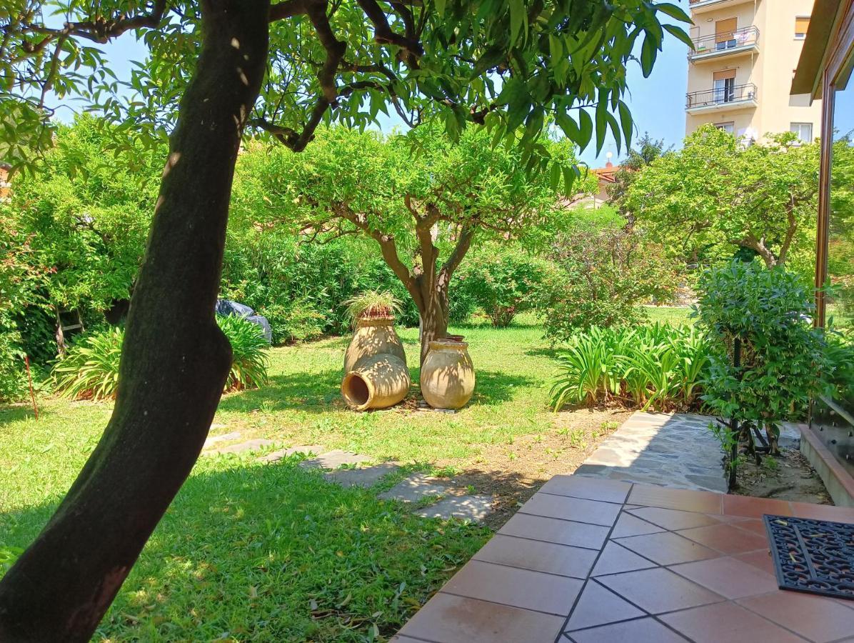 Villetta Con Giardino A Due Passi Dal Mare Империа Екстериор снимка