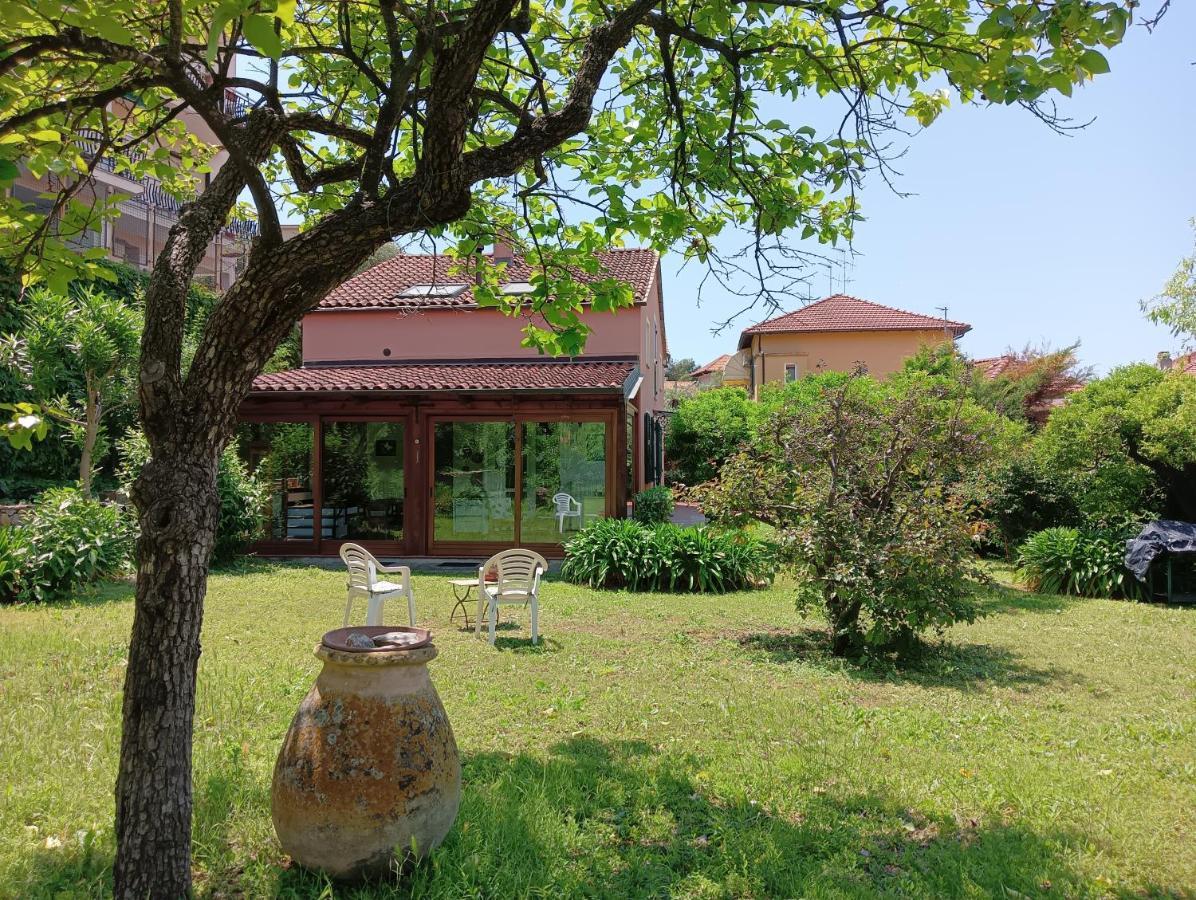 Villetta Con Giardino A Due Passi Dal Mare Империа Екстериор снимка