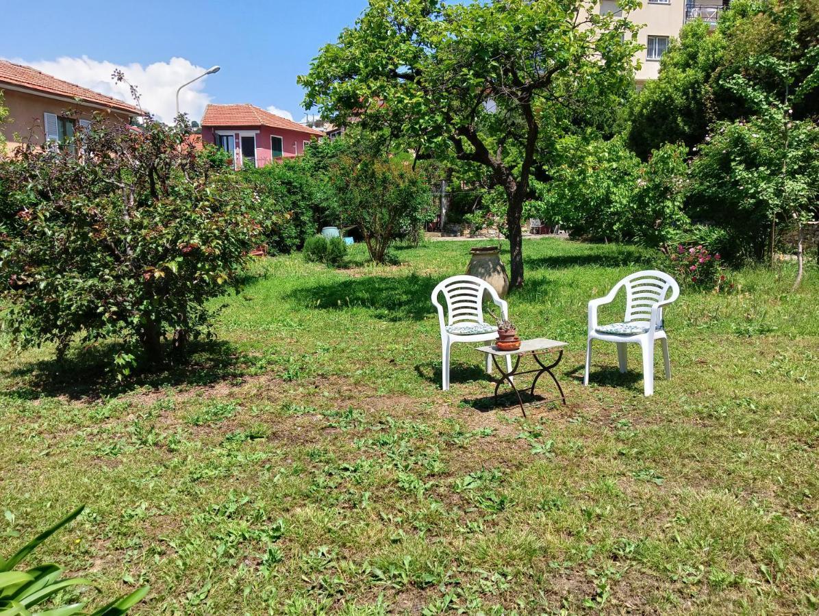 Villetta Con Giardino A Due Passi Dal Mare Империа Екстериор снимка