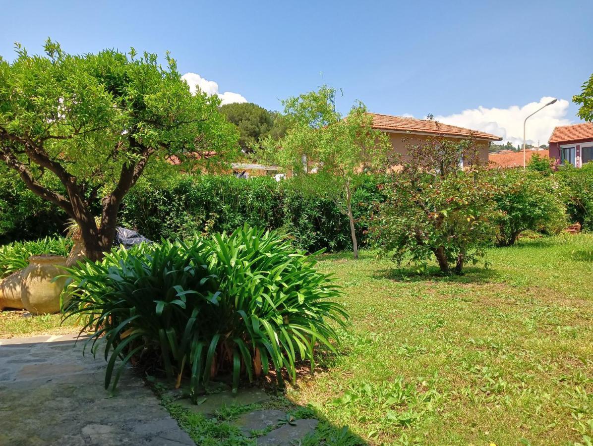 Villetta Con Giardino A Due Passi Dal Mare Империа Екстериор снимка