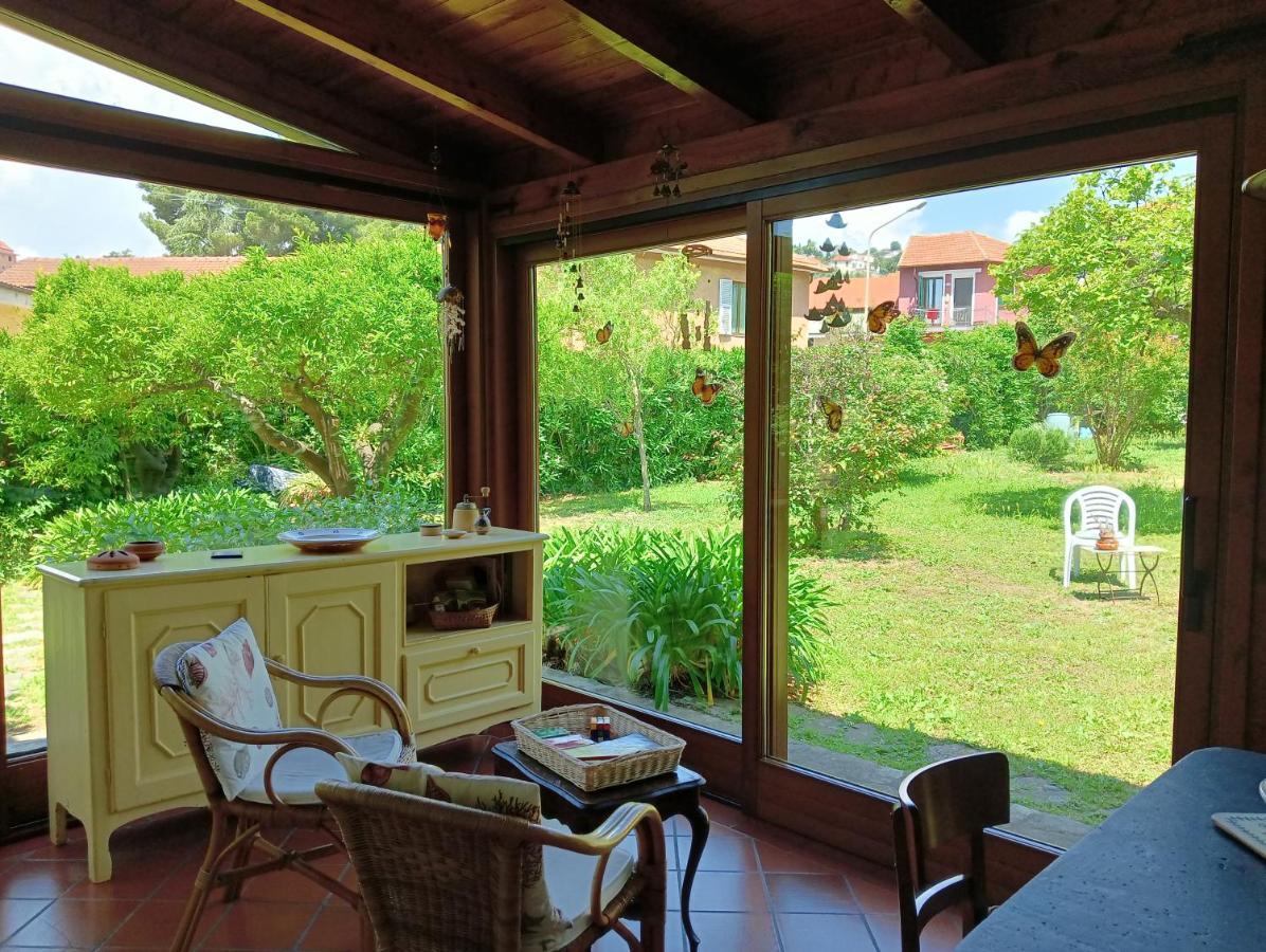 Villetta Con Giardino A Due Passi Dal Mare Империа Екстериор снимка